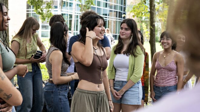 μπορούν-οι-φοιτητές-να-αφήσουν-μία-ώρα-563842336