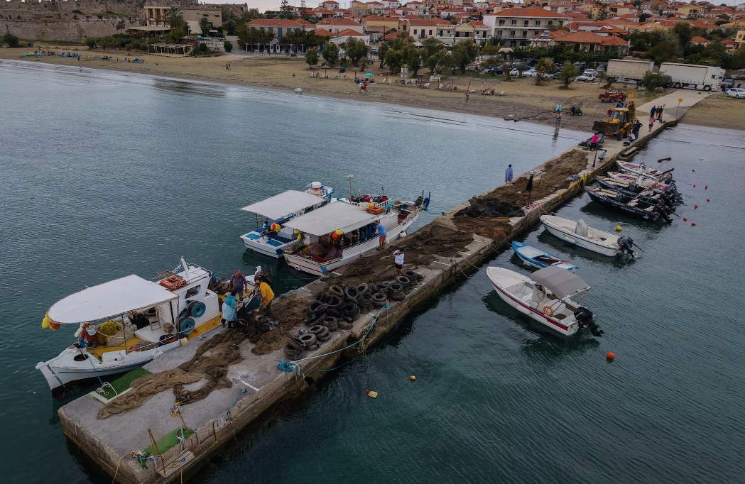 Δύτες ανασύρουν δίχτυα-φαντάσματα που καταστρέφουν τη θαλάσσια ζωή-1
