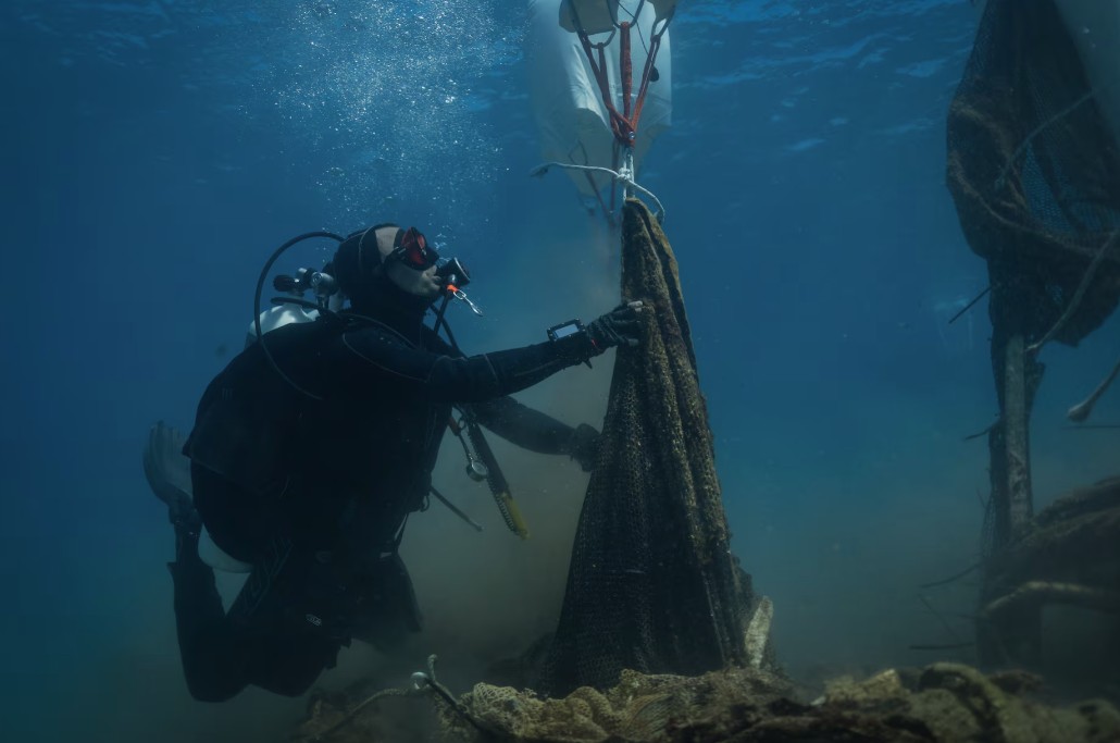 Δύτες ανασύρουν δίχτυα-φαντάσματα που καταστρέφουν τη θαλάσσια ζωή-3