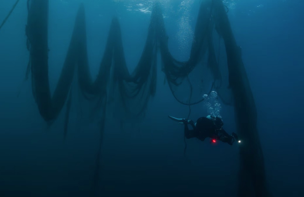 Δύτες ανασύρουν δίχτυα-φαντάσματα που καταστρέφουν τη θαλάσσια ζωή-2