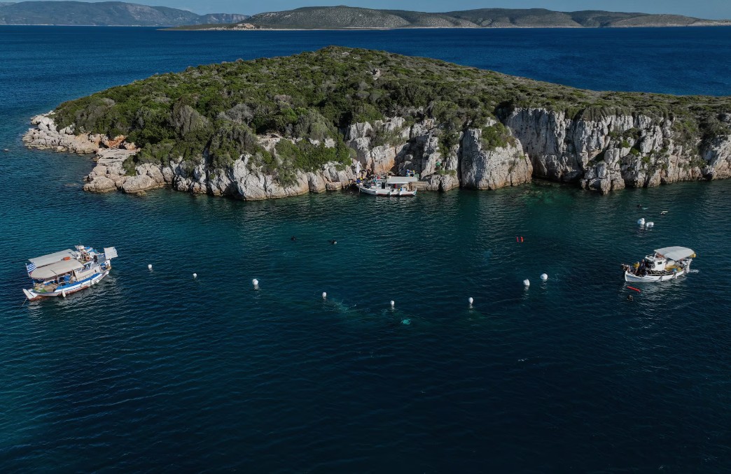 Δύτες ανασύρουν δίχτυα-φαντάσματα που καταστρέφουν τη θαλάσσια ζωή-4