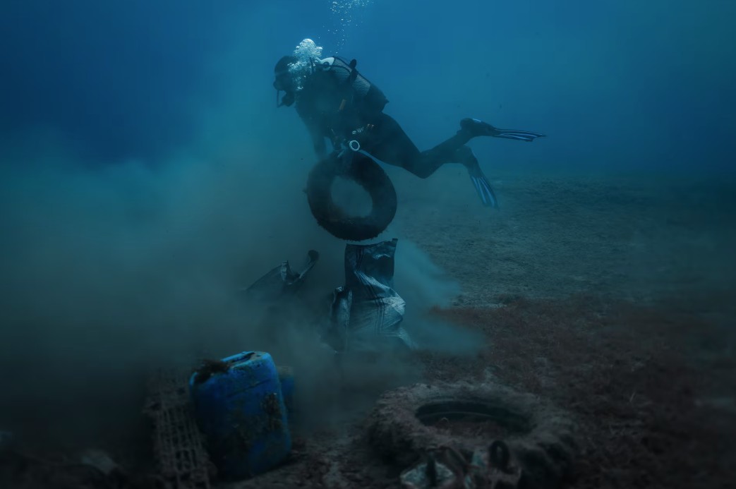 Δύτες ανασύρουν δίχτυα-φαντάσματα που καταστρέφουν τη θαλάσσια ζωή-5