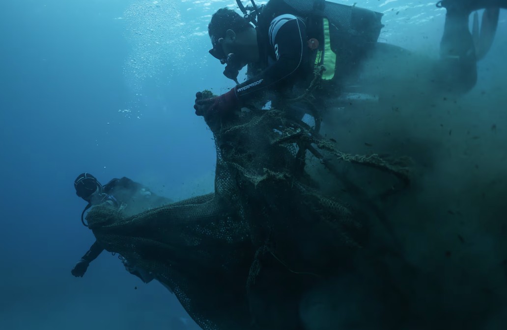 Δύτες ανασύρουν δίχτυα-φαντάσματα που καταστρέφουν τη θαλάσσια ζωή-6