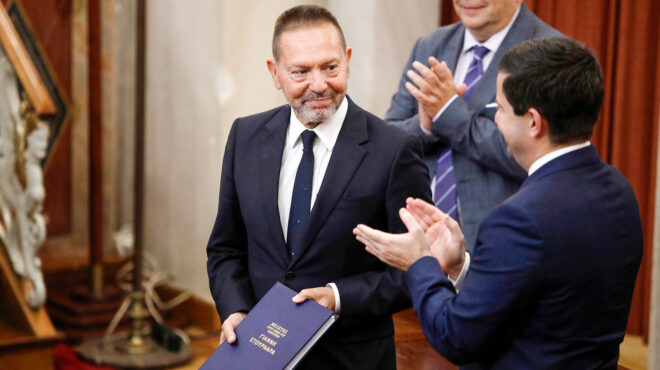 το-εκπα-τίμησε-τον-γιάννη-στουρνάρα-563880733