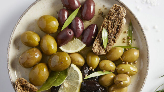 πώς-φτιάχνουμε-σπιτικές-ελιές-563875513