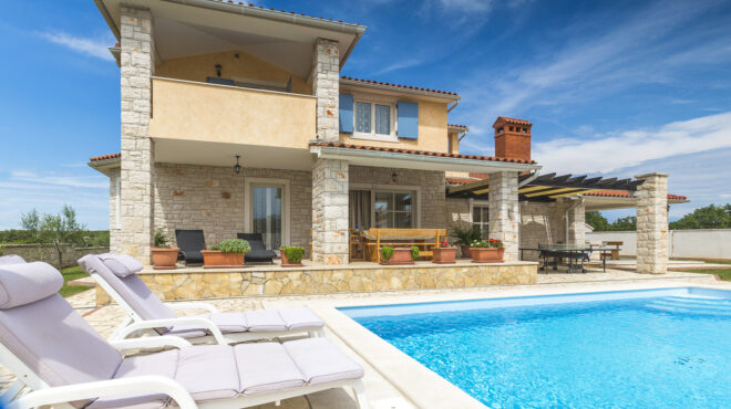 οι-πισίνες-και-τα-φαντάσματα-της-φορολ-563851144