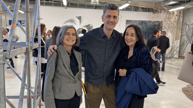 προσδεθείτε-εγκαίνια-για-την-έκθεση-al-563859604