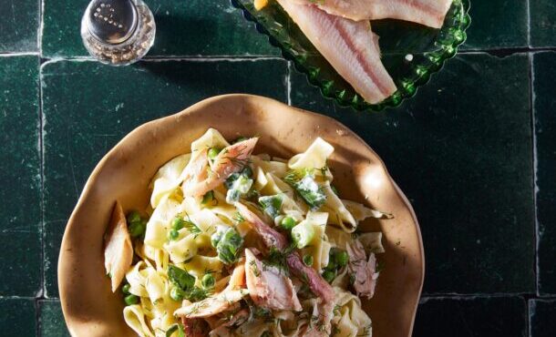 φετουτσίνι-με-καπνιστή-πέστροφα-αρακ-563859328