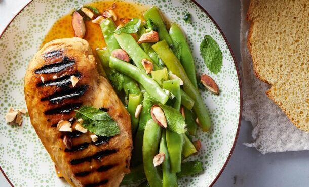 φιλέτο-κοτόπουλο-με-φασολάκια-και-εξω-563857279