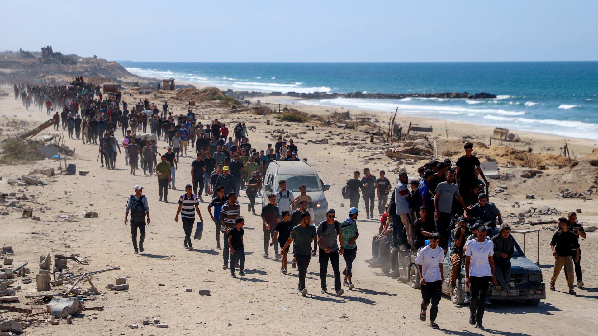 «Τελείωσε; Λένε πως ναι»: Μαζική επιστροφή Παλαιστινίων σε μια κατεστραμμένη Γάζα (εικόνες)-1