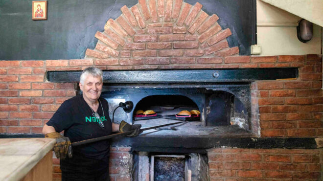 ένας-ξυλόφουρνος-του-1845-ψήνει-καθημερι-563876746