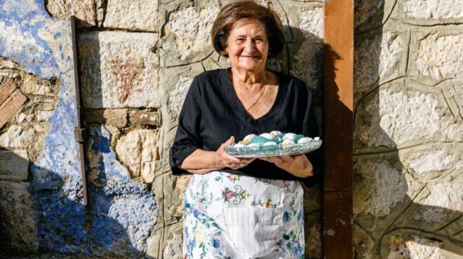 τα-γλυκά-της-χίου-μια-μεγάλη-ζαχαροπλα-563857870