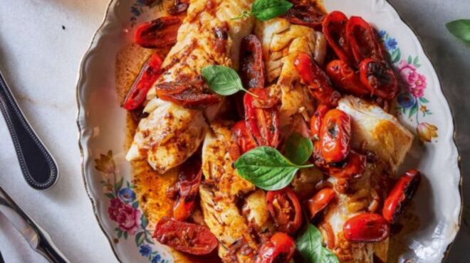 μπακαλιάρος-με-σάλτσα-από-λευκό-κρασί-563857882