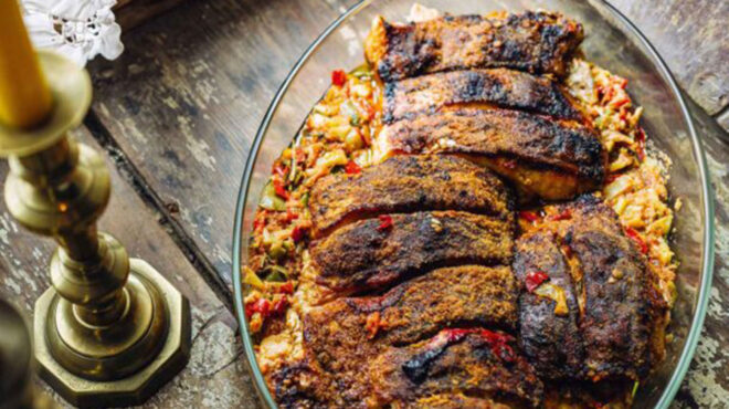 ψάρι-στον-φούρνο-με-πιπεριές-563876338