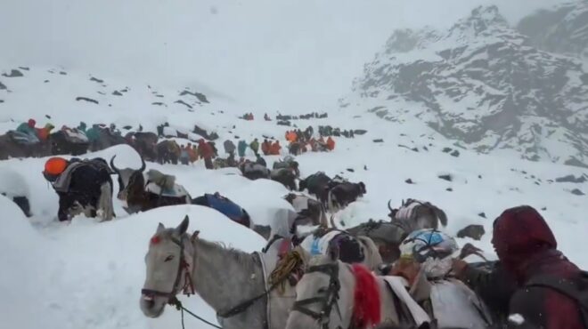 εβερεστ-εκατοντάδες-ορειβάτες-εγκλω-563852107