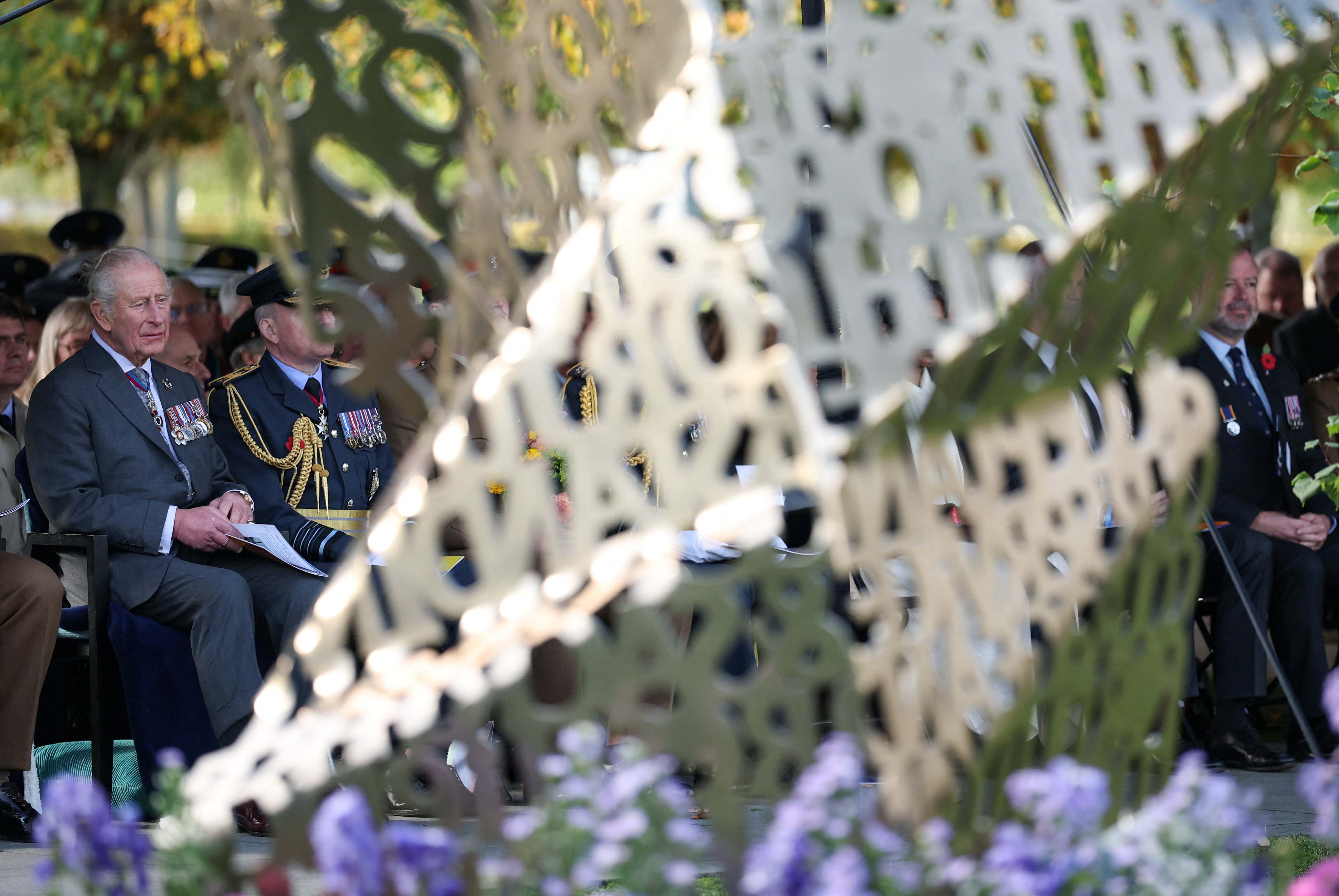 Ο βασιλιάς Κάρολος στα αποκαλυπτήρια μνημείου για το ΛΟΑΤΚΙ στρατιωτικό προσωπικό-1