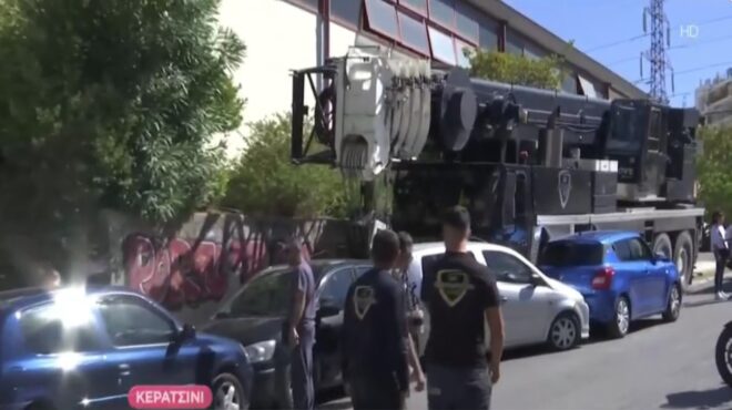 κερατσίνι-γερανός-έπεσε-σε-σταθμευμέ-563850250