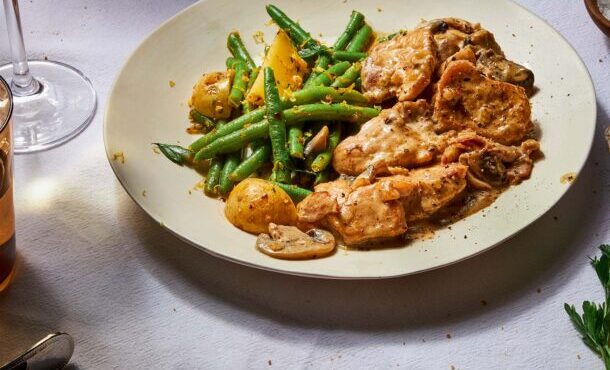 kοτόπουλο-φιλέτο-με-σάλτσα-λευκού-κρασ-563859334