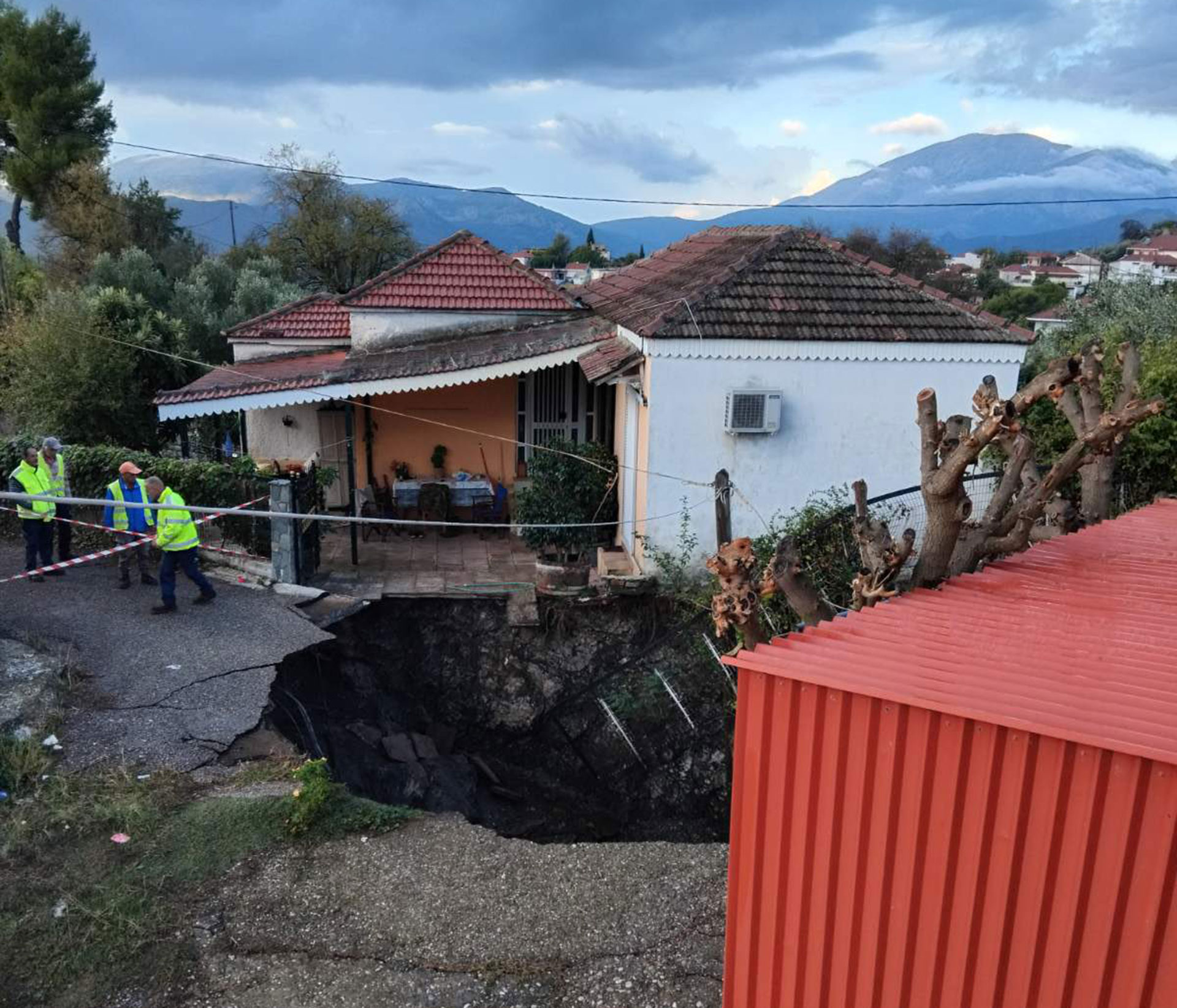 Συναγερμός στο Ξηρόμερο: Τεράστιος κρατήρας μέσα σε χωριό – Εκκενώθηκαν σπίτια-2
