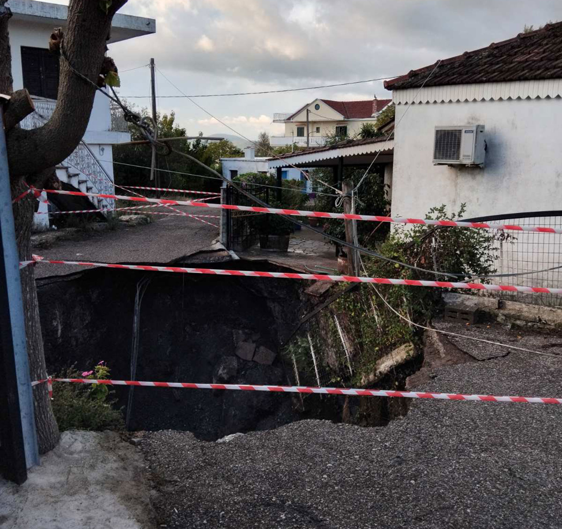 Συναγερμός στο Ξηρόμερο: Τεράστιος κρατήρας μέσα σε χωριό – Εκκενώθηκαν σπίτια-1