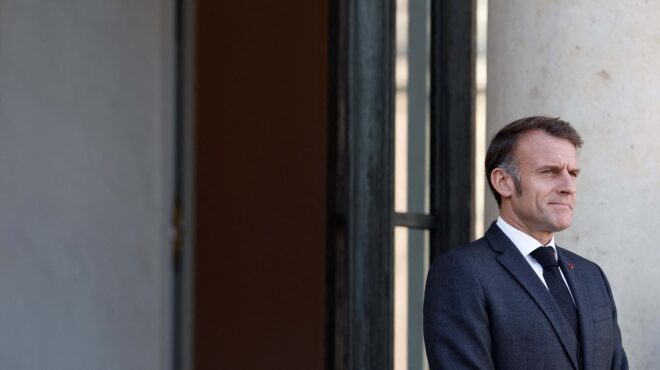 γαλλία-ο-μακρόν-βάζει-στο-τραπέζι-το-563879197