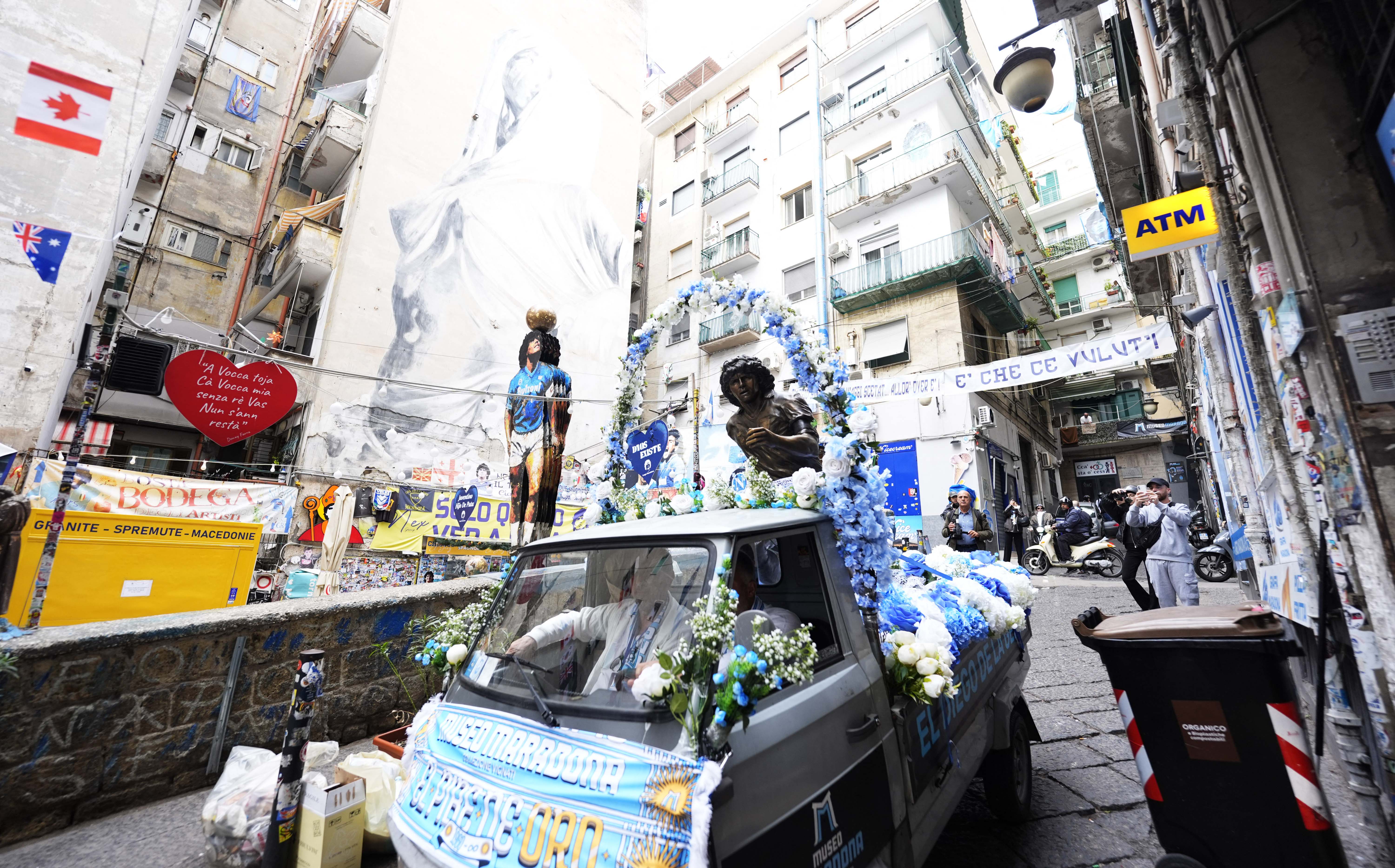 Ντιέγκο Μαραντόνα: O θρύλος του ποδοσφαίρου «περιοδεύει» στη Νάπολη (ΕΙΚΟΝΕΣ)-1