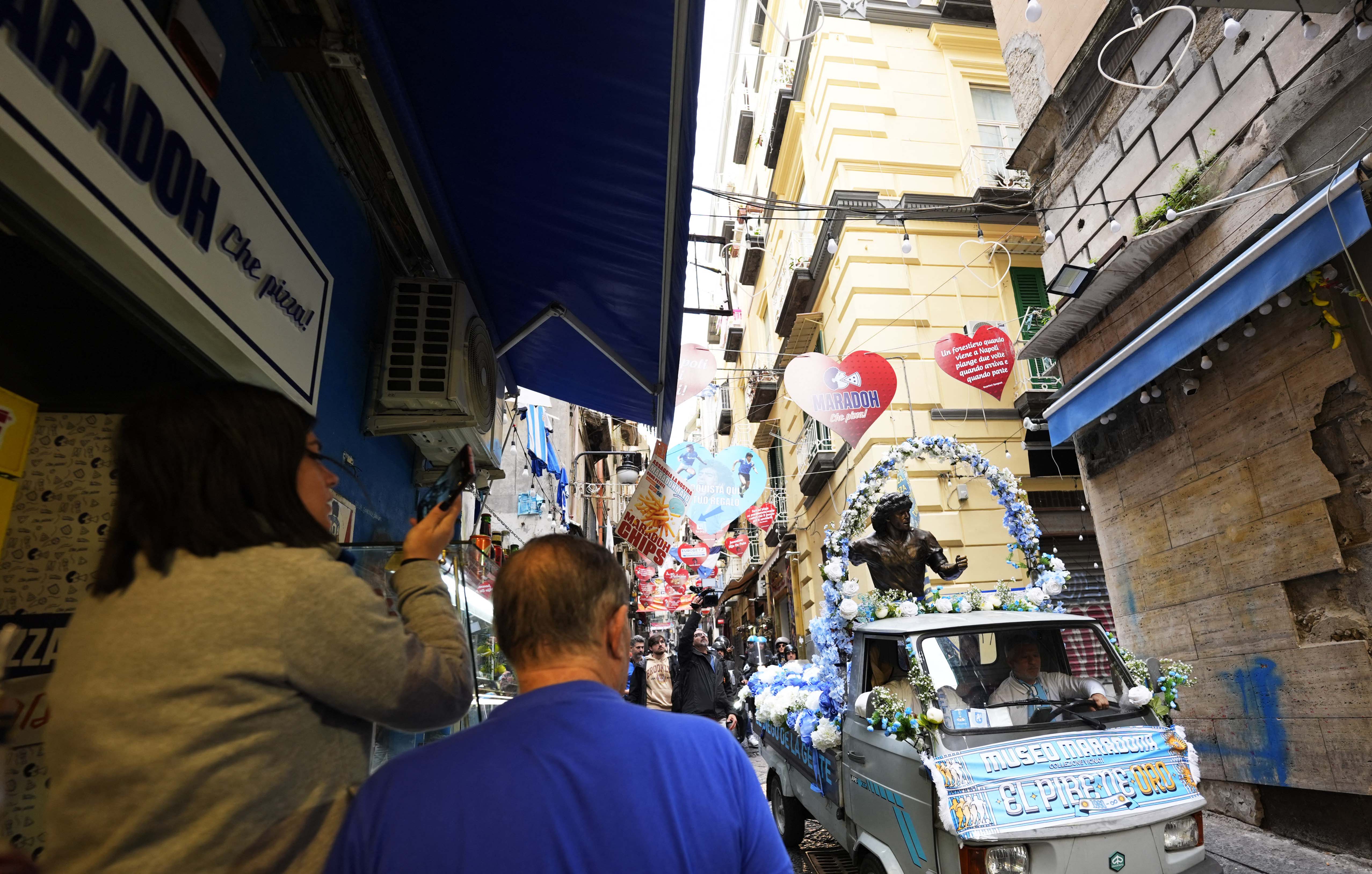 Ντιέγκο Μαραντόνα: O θρύλος του ποδοσφαίρου «περιοδεύει» στη Νάπολη (ΕΙΚΟΝΕΣ)-2