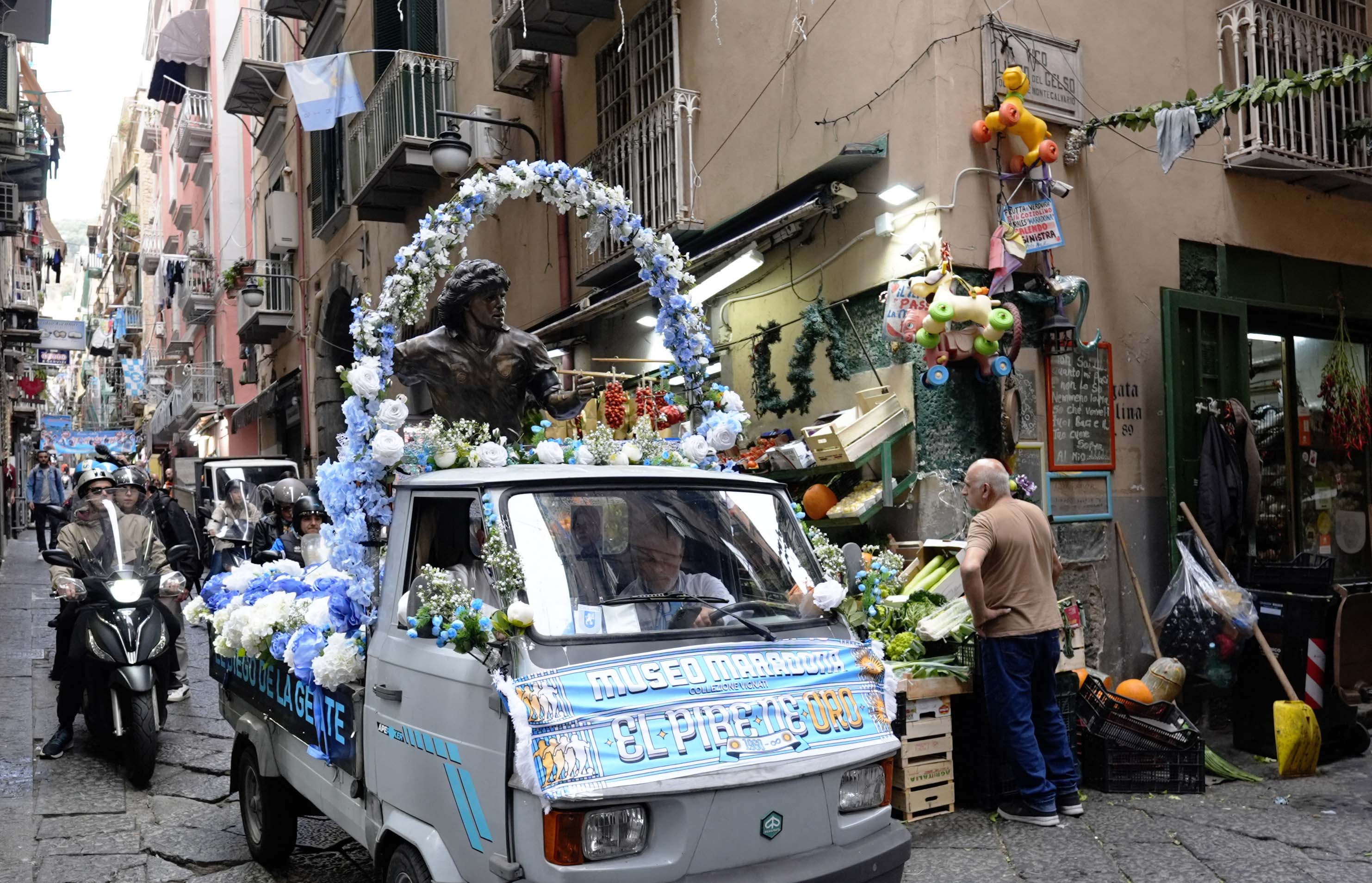 Ντιέγκο Μαραντόνα: O θρύλος του ποδοσφαίρου «περιοδεύει» στη Νάπολη (ΕΙΚΟΝΕΣ)-3