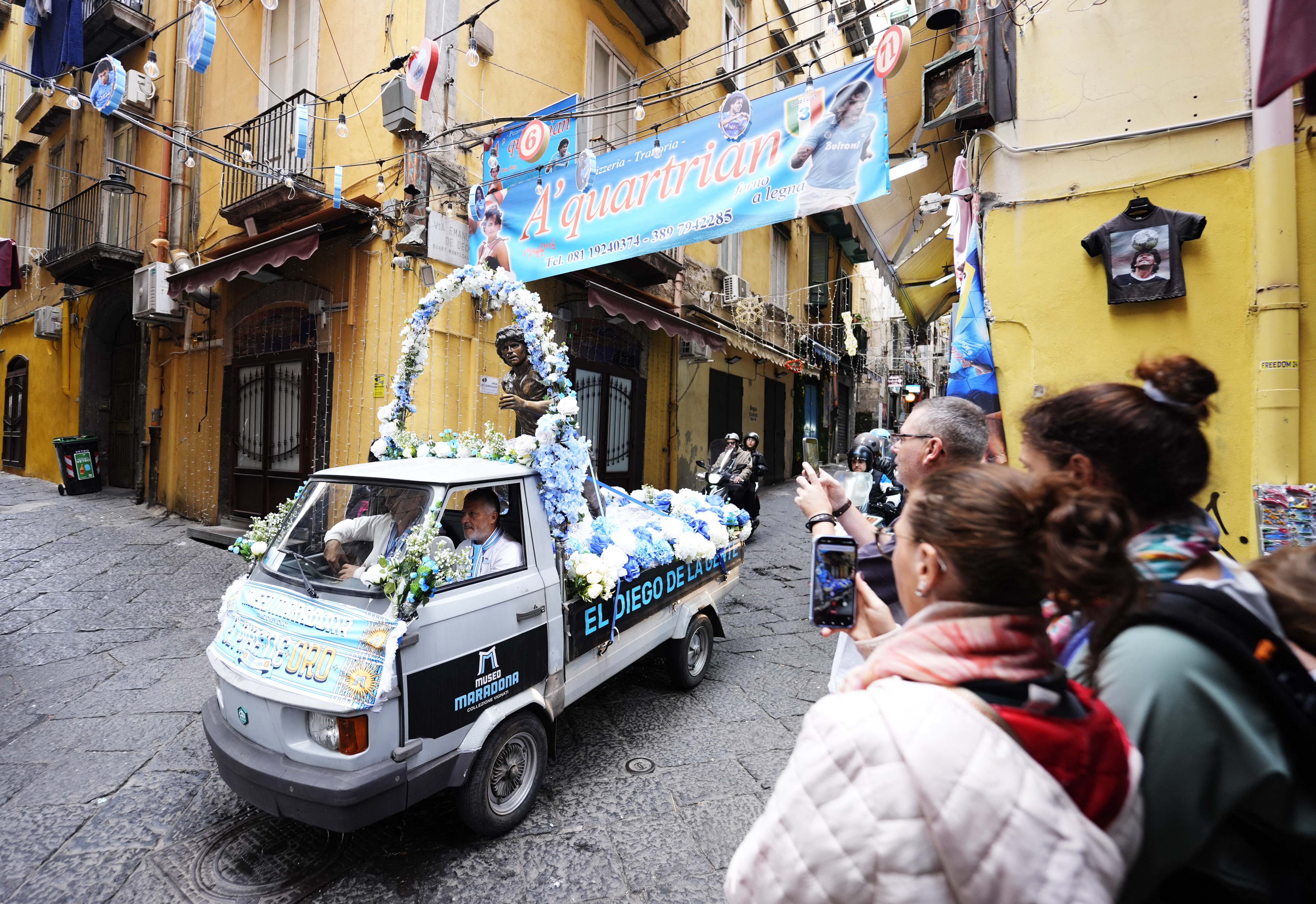Ντιέγκο Μαραντόνα: O θρύλος του ποδοσφαίρου «περιοδεύει» στη Νάπολη (ΕΙΚΟΝΕΣ)-4