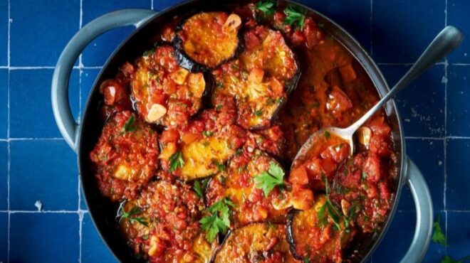 μελιτζάνες-σκορδάτες-με-ντομάτα-πάπρ-563870095