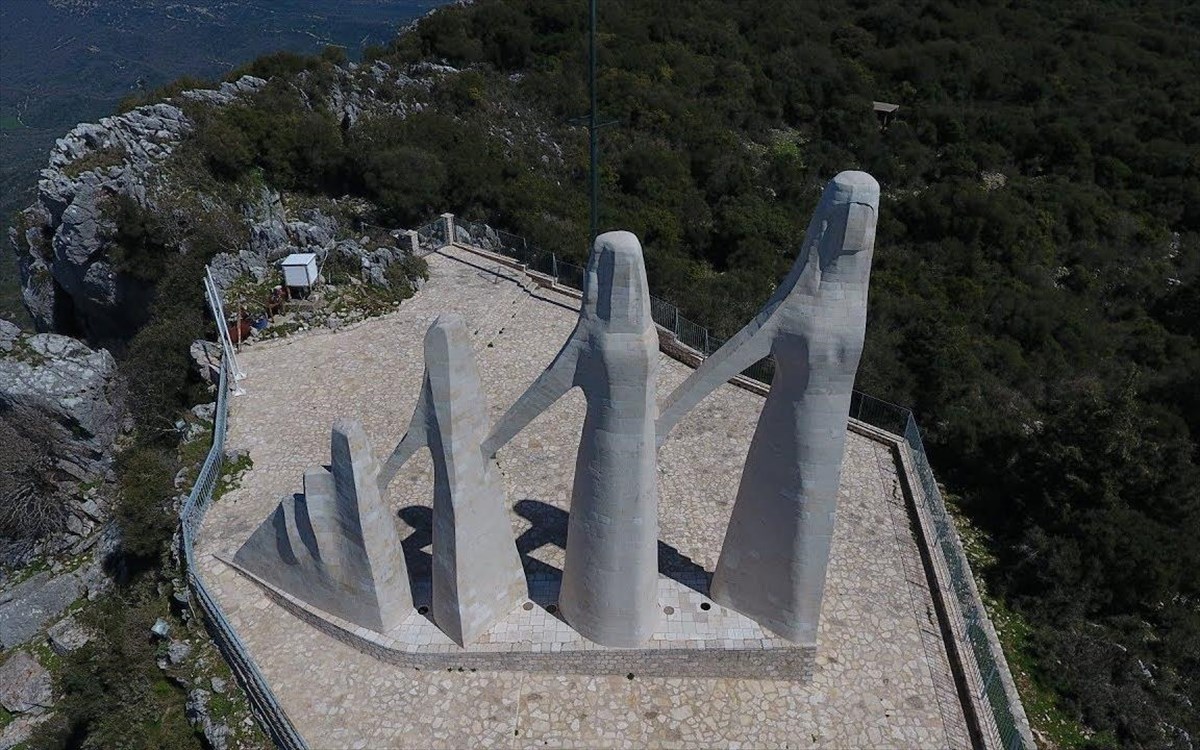 «Ο Χορός του Ζαλόγγου»: Αντιδράσεις για την τοποθέτηση θυρεών στο Μνημείο του Γ. Ζογγολόπουλου-2