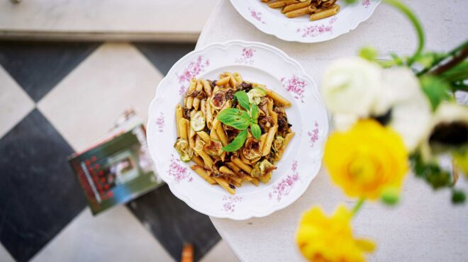 σε-ένα-αστικό-τραπέζι-στη-θεσσαλονίκη-563867914