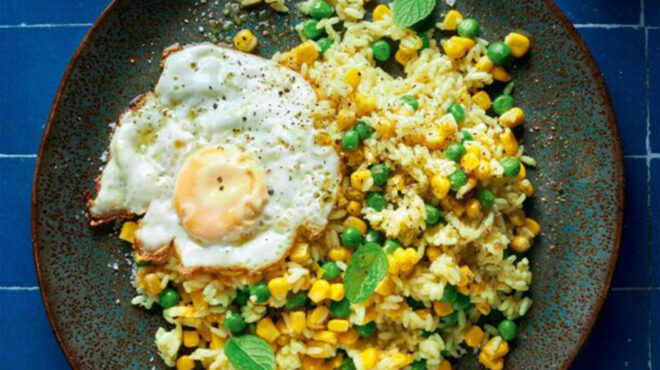 πιλάφι-με-καλαμπόκι-αρακά-και-αυγό-μάτ-563882617