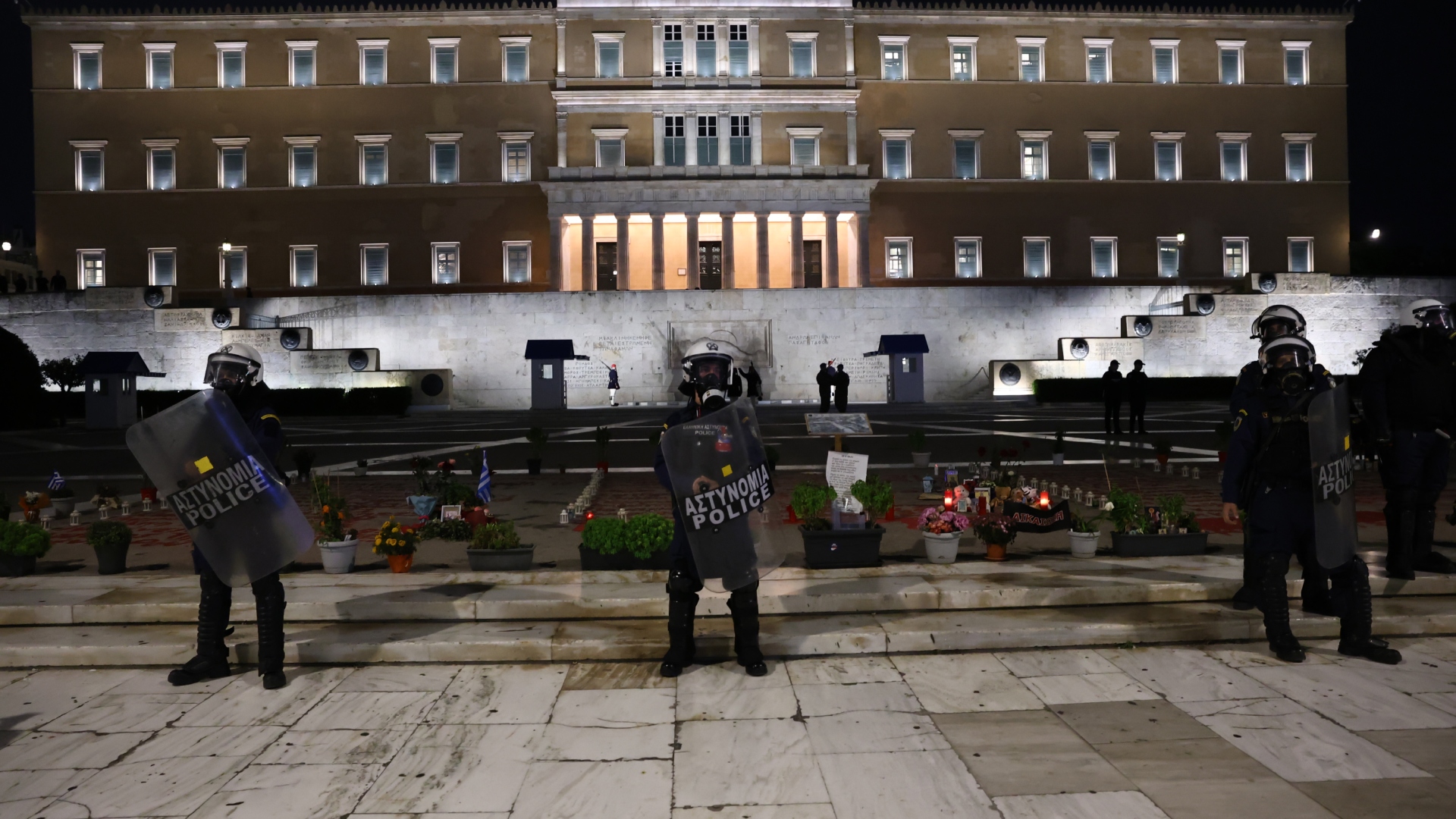 Ενταση στα Εξάρχεια μετά από πορεία αντιεξουσιαστών – 14 προσαγωγές-2