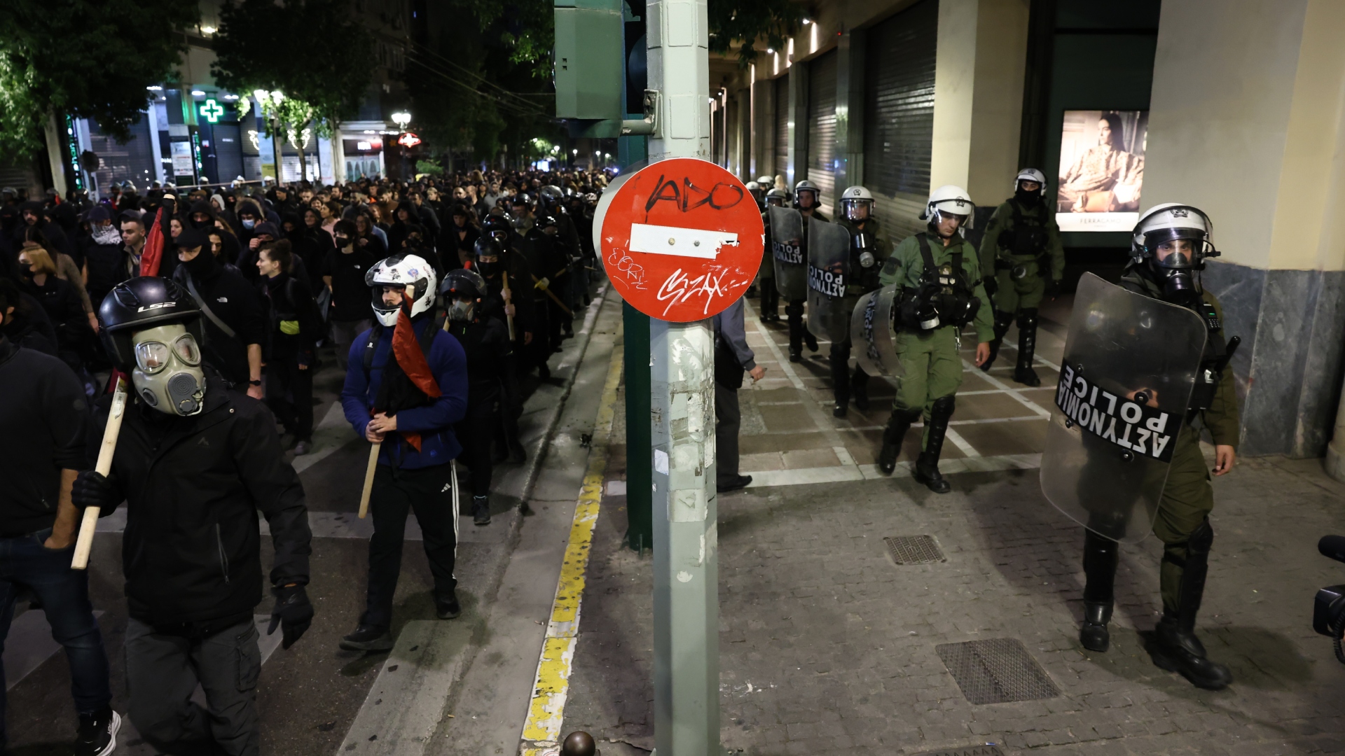 Ενταση στα Εξάρχεια μετά από πορεία αντιεξουσιαστών – 14 προσαγωγές-3