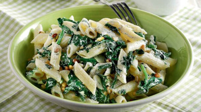 πένες-με-σπανάκι-κουκουνάρια-κρέμα-γά-563867497