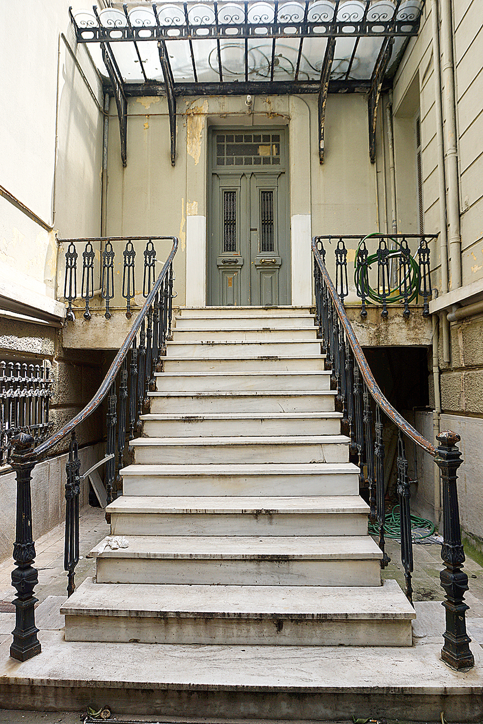 «Ξυπνούν» ιστορικά κτίρια της Αθήνας-25