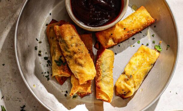 ρολάκια-με-ελληνικά-τυριά-σαν-spring-rolls-563872378