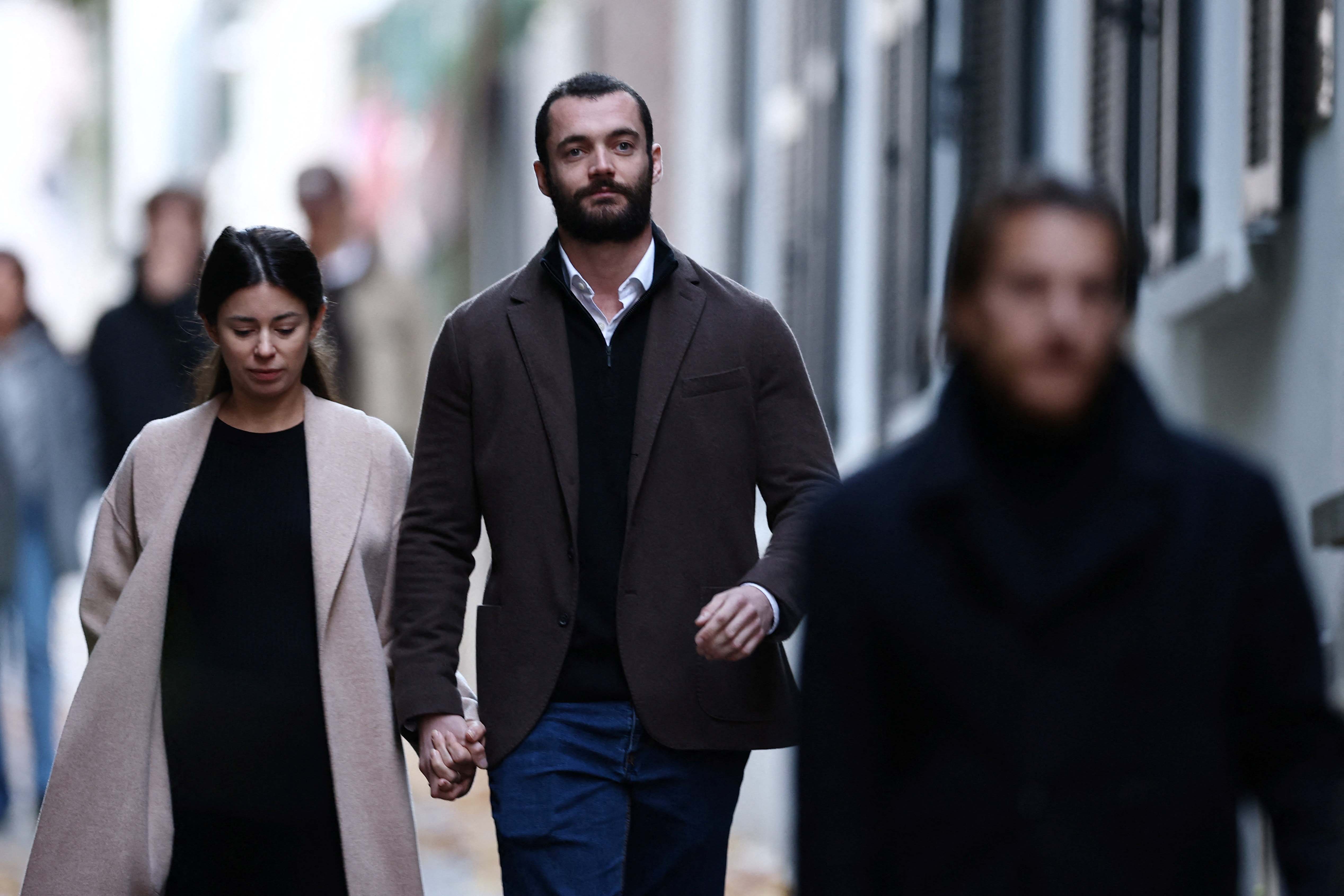 Ο Σαρκοζί στη φυλακή: Αναχώρησε από το σπίτι του χέρι χέρι με την Κάρλα Μπρούνι (Εικόνες)-2