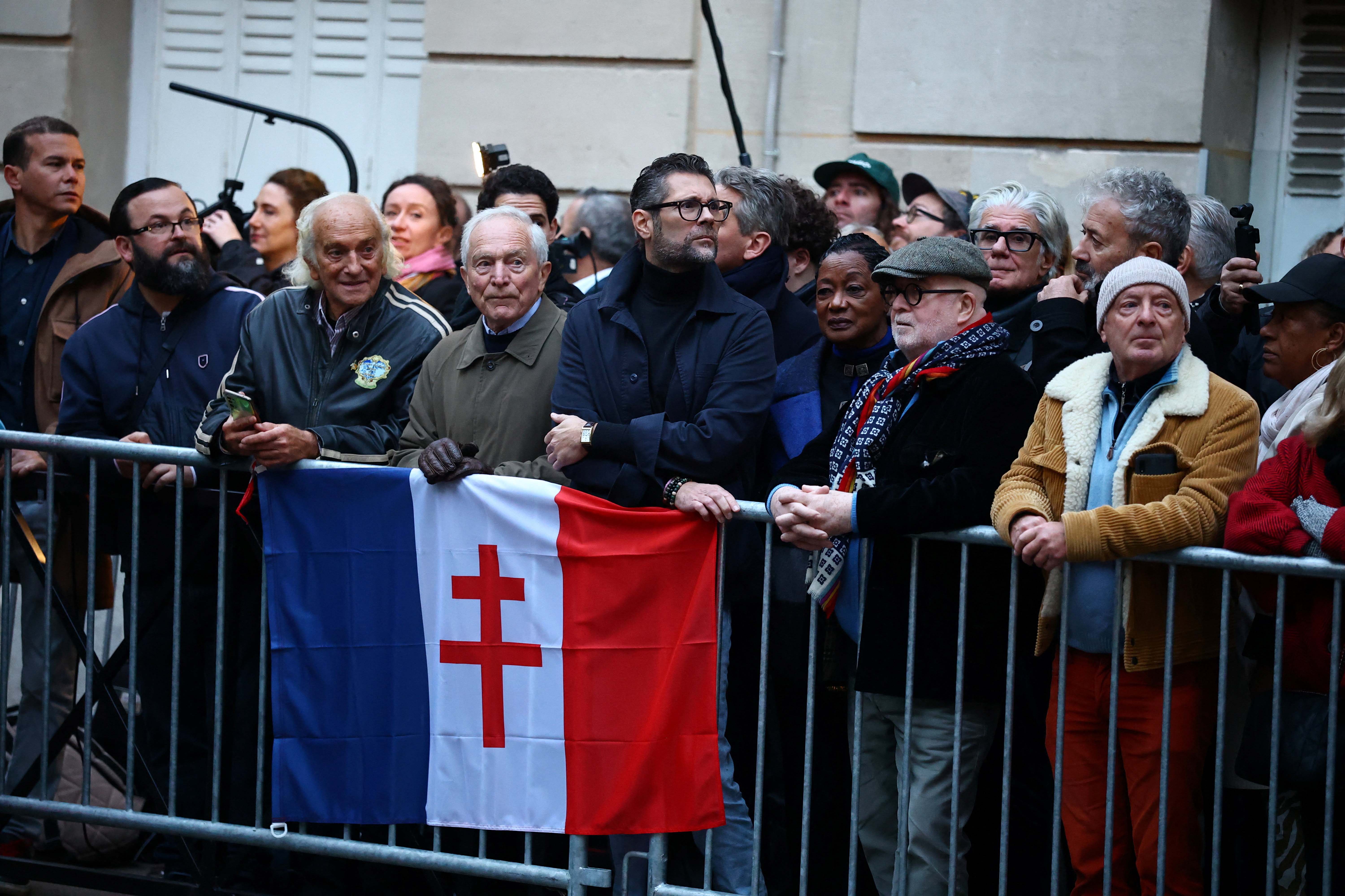 Ο Σαρκοζί στη φυλακή: Αναχώρησε από το σπίτι του χέρι χέρι με την Κάρλα Μπρούνι (Εικόνες)-5
