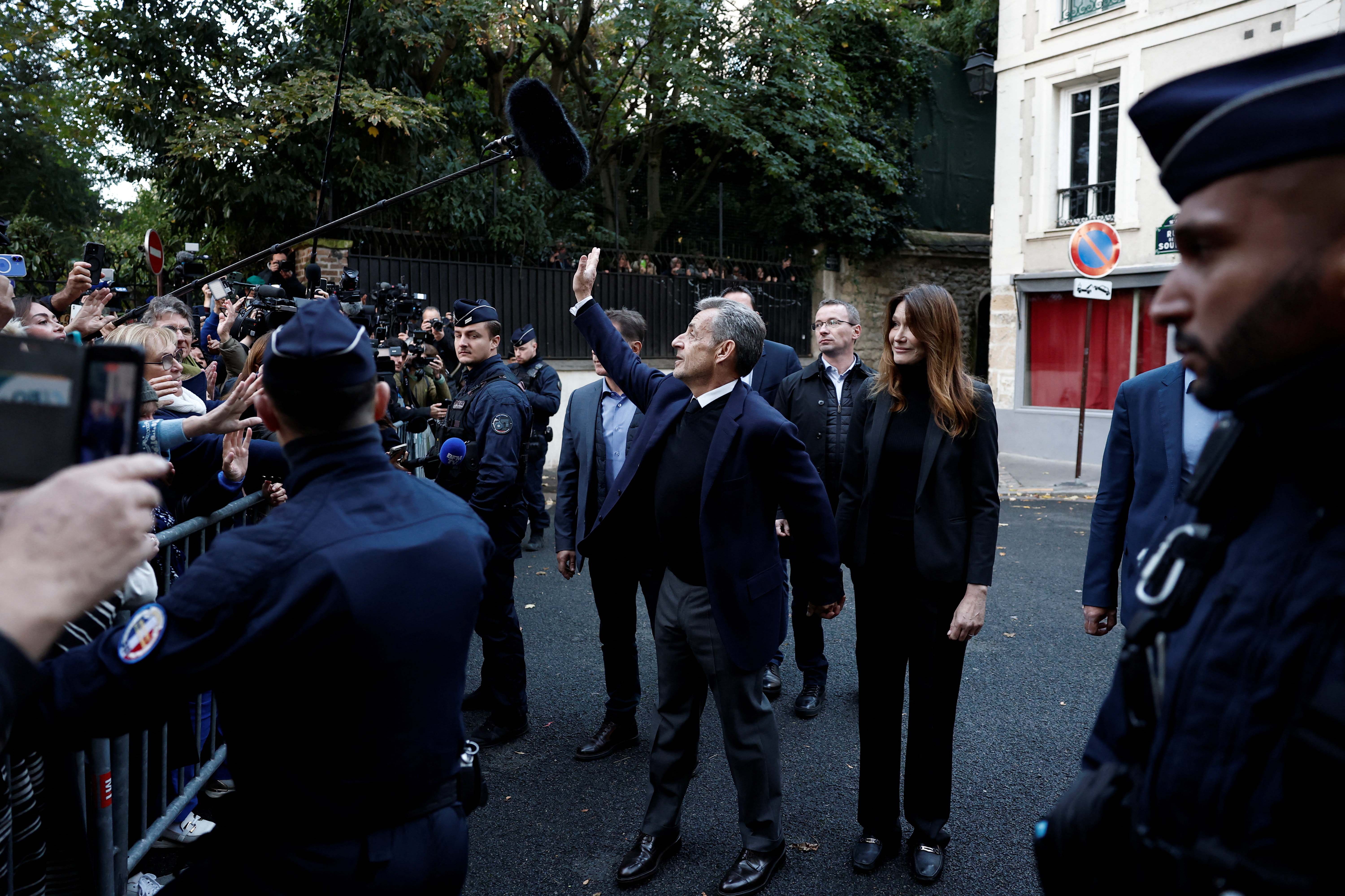 Ο Σαρκοζί στη φυλακή: Αναχώρησε από το σπίτι του χέρι χέρι με την Κάρλα Μπρούνι (Εικόνες)-6
