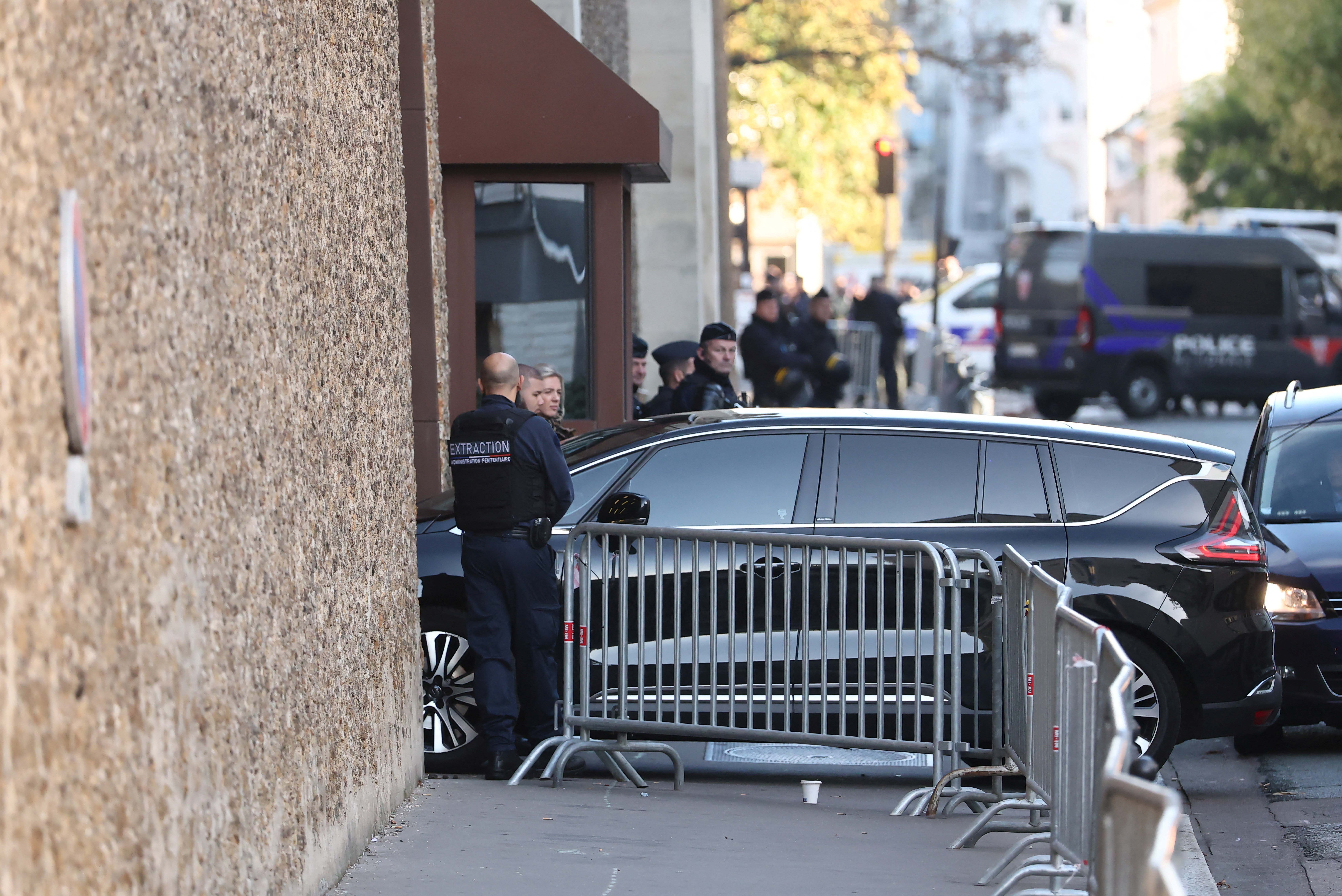 Ο Σαρκοζί στη φυλακή: Αναχώρησε από το σπίτι του χέρι χέρι με την Κάρλα Μπρούνι (Εικόνες)-8