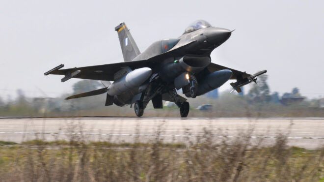 τα-ελληνικά-f-16-αποκτούν-τα-όπλα-τους-μετ-563885359