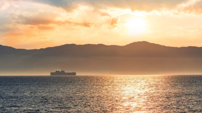 υεμένη-φωτιά-σε-πλοίο-που-επλήγη-από-άγ-563875846