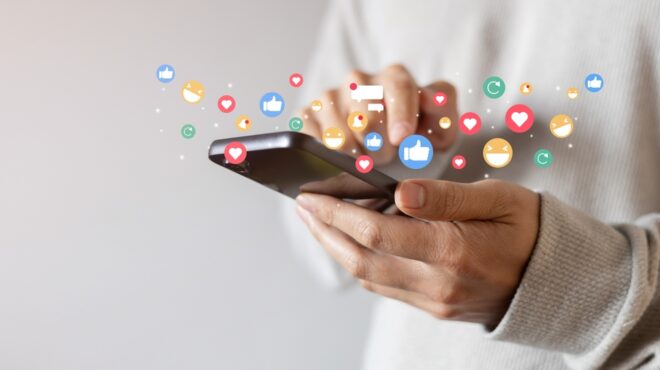 το-56-των-ελλήνων-ενημερώνεται-από-τα-social-media-563885752