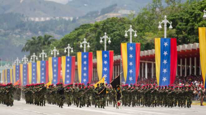 η-βενεζουέλα-απαντά-με-παράκτια-στρατ-563856379