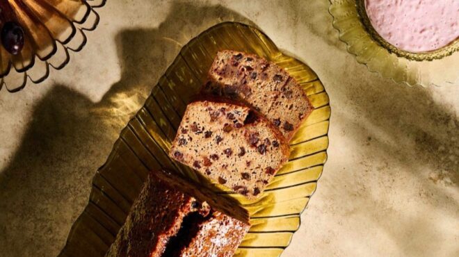 κέικ-σιροπιαστό-με-σταφίδες-και-κόκκι-563863639