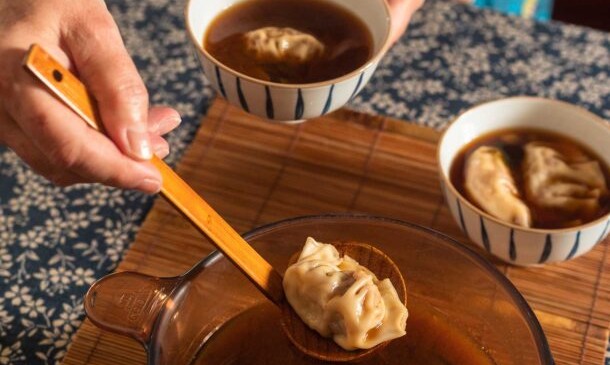 σούπα-miso-gyoza-563891332
