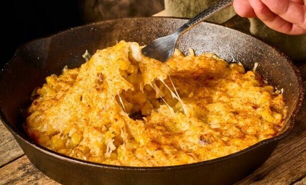 spicy-korean-cheesy-corn-το-κορεάτικο-street-food-με-καλαμπόκι-και-τ-563896171