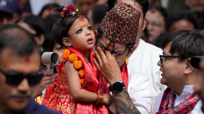 νεπάλ-μία-2χρονη-η-νέα-ζωντανή-θεότητα-563843083